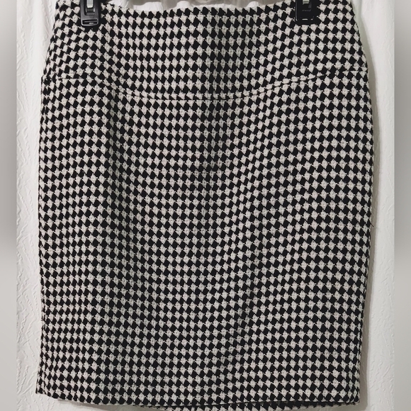 Talbots Dresses & Skirts - Talbots Wool Blend Houndstooth Skirt Size 6